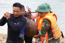 Lực lượng chức năng đưa quả bom về nơi an toàn.