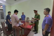 Công an Tỉnh Hòa Bình đọc lệnh bắt tạm giam các bị can.