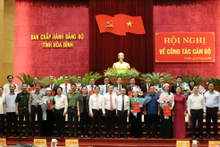 Ban Thường vụ Tỉnh ủy Hòa Bình chụp ảnh lưu niệm cùng các đồng chí được điều động, luân chuyển và bổ nhiệm.
