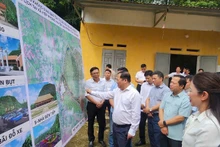 Bí thư Tỉnh ủy Hòa Bình Nguyễn Phi Long (giữa) chỉ đạo thúc đẩy nhanh dự án Khu không gian bảo tồn Di sản văn hóa Mo Mường.