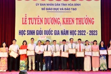 Chủ tịch Ủy ban nhân dân tỉnh Hòa Bình Bùi Văn Khánh (thứ 7 từ trái sang) trao Bằng khen cho các em học sinh giỏi Quốc gia năm 2022-2023.
