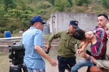 Cán bộ và nhân viên Nhà máy giấy Thuận Phát đang hành hung, cản trở phóng viên Báo Nông thôn ngày nay (Báo điện tử Dân Việt) khi tác nghiệp.