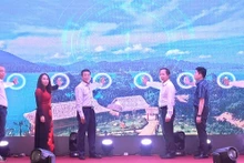 Lãnh đạo tỉnh Hòa Bình bấm nút khai trương kích cầu du lịch Hòa Bình năm 2023.
