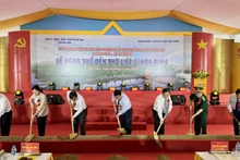 Phó Thủ tướng Nguyễn Chí Dũng (giữa) cùng Lãnh đạo tỉnh Hòa Bình động thổ Đền thờ liệt sĩ tỉnh Hòa Bình.