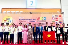 Hai đoàn học sinh tỉnh Hòa Bình nhận giải tại Seoul, Hàn Quốc.