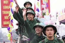 Các tân binh hào hứng, phấn khởi lên đường nhập ngũ.