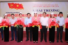 Lãnh đạo tỉnh Hòa Bình cắt băng khai mạc tại buổi lễ.