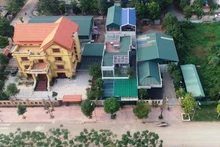 Toàn bộ khu nhà mái xanh (bên phải) được cấp giấy chứng nhận quyền sử dụng đất sai quy định, xây dựng sai quy hoạch, không có giấy phép xây dựng vẫn ngang nhiên tồn tại giữa lòng thành phố Hòa Bình nhiều năm nay mà chưa được xử lý.
