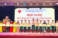 Các tập thể được tuyên dương, khen thưởng tại hội nghị.