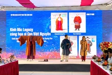 Nhóm nghiên cứu Kinh Bắc Legacy kết hợp với họa sĩ Cao Việt Nguyễn trình bày 3 bộ trang phục của Thái hậu Dương Văn Nga, Vua Đinh Tiên Hoàng và Vua Lê Đại Hành tại Hội thảo.
