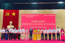 Đồng chí Đoàn Minh Huấn, Ủy viên Trung ương Đảng, Bí thư Tỉnh ủy Ninh Bình trao Chứng nhận tốt nghiệp cho các học viên.