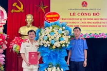 Phó Viện trưởng Viện Kiểm sát nhân dân tối cao Nguyễn Duy Giảng trao quyết định và tặng hoa chúc mừng đồng chí Phạm Ngọc Cảnh, tân Viện trưởng Viện Kiểm sát nhân dân tỉnh Ninh Bình.