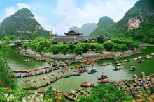 Lễ hội Tràng An được tổ chức hằng năm với nhiều sự kiện thu hút nhiều du khách trong và ngoài nước. (Ảnh: TRƯỜNG HUY)