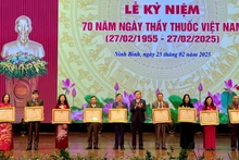 Đồng chí Đoàn Minh Huấn, Ủy viên Trung ương Đảng, Bí thư Tỉnh ủy Ninh Bình trao tặng danh hiệu “Thầy thuốc Ưu tú” của Chủ tịch nước cho các cá nhân ngành Y tế của tỉnh.
