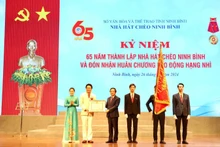 Thừa ủy quyền của Chủ tịch nước, đồng chí Phạm Quang Ngọc, Chủ tịch Ủy ban nhân dân tỉnh Ninh Bình trao tặng Huân chương Lao động hạng Nhì cho Nhà hát Chèo Ninh Bình vì đã có thành tích xuất sắc trong công tác giai đoạn 2018-2022, góp phần vào sự nghiệp xây dựng chủ nghĩa xã hội và bảo vệ Tổ quốc.