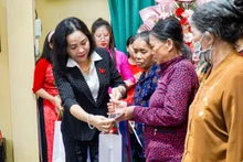 Phó Chủ tịch Quốc hội Nguyễn Thị Thanh trao tặng quà cho các hộ nghèo trên địa bàn phường Đông Thành.