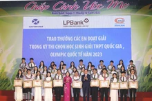 Đồng chí Nguyễn Thị Thanh, Ủy viên Trung ương Đảng, Ủy viên Ủy ban Thường vụ Quốc hội, Trưởng Ban Công tác đại biểu Quốc hội, Phó Trưởng Ban Tổ chức Trung ương, nguyên Bí thư Tỉnh ủy Ninh Bình và đồng chí Đoàn Minh Huân, Ủy viên Trung ương Đảng, Bí thư Tỉnh ủy Ninh Bình trao phần thưởng tại chương trình "Chắp cánh ước mơ" lần thứ 13. (Ảnh: Báo Ninh Bình)