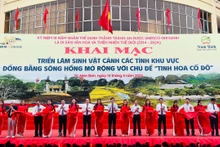 Các đại biểu cắt băng khai mạc triển lãm. 