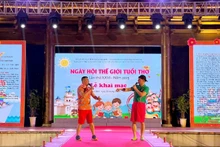 Tiết mục giao lưu nghệ thuật đặc sắc với Nghệ sĩ Nhân dân Xuân Bắc và Nghệ sĩ Nhân dân Tự Long tại lễ khai mạc Ngày hội.
