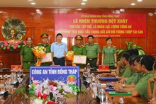 Chủ tịch Ủy ban nhân dân tỉnh Đồng Tháp Phạm Thiện Nghĩa cùng Ban Giám đốc Công an tỉnh Đồng Tháp trao bằng khen và hoa chúc mừng các tập thể có thành tích xuất sắc. (Ảnh: PHƯỚC THANH)