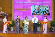 Bí thư Tỉnh ủy Đồng Tháp Lê Quốc Phong; Trưởng Ban Tuyên Giáo và Dân vận Tỉnh ủy Đồng Tháp Nguyễn Thị Kim Tuyến tuyên dương, khen thưởng một trong các tập thể tiêu biểu. (Ảnh: HỮU NGHĨA)