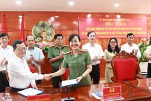 Lãnh đạo Công an tỉnh Đồng Tháp ký kết tiếp nhận nhiệm vụ mới từ các sở ngành. (Ảnh: TẤN ĐẠT)
