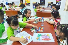Thiếu nhi vẽ tranh tại Thư viện tỉnh Đồng Tháp.