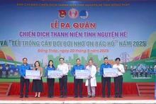 Ban Thường vụ Tỉnh đoàn Đồng Tháp tiếp nhận các nguồn lực hỗ trợ từ đại diện đơn vị, doanh nghiệp.