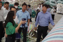 Bí thư Tỉnh ủy Đồng Tháp Lê Quốc Phong khảo sát tại Công ty Trách nhiệm hữu hạn Khải Phát Việt Nam tại Khu công nghiệp sông hậu, huyện Lai Vung, tỉnh Đồng Tháp. (Ảnh: HỮU NGHĨA)
