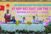 Chủ tọa biểu quyết thông qua nghị quyết tại kỳ họp.
