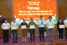 Bí thư Tỉnh ủy Lê Quốc Phong trao Bằng khen cho các tập thể, cá nhân. (Ảnh: HỮU NGHĨA)