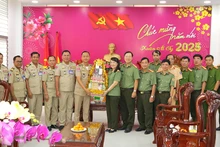Thiếu tướng Thoang Vandy, Phó Trưởng Ty Công an tỉnh Prey Veng, tặng quà chúc mừng Tết cổ truyền của Việt Nam đến Công an tỉnh Đồng Tháp. (Ảnh: PHƯỚC THANH)