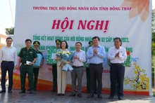 Trao quà Tết tặng cán bộ, chiến sĩ Đồn biên phòng Cửa khẩu quốc tế Dinh Bà và tặng hoa cho đại biểu.