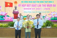 Ủy viên Trung ương Đảng, Bí thư Tỉnh ủy Đồng Tháp Lê Quốc phong (bìa phải) và Phó Bí thư Thường trực Tỉnh ủy Đồng Tháp Phan Văn Thắng tặng hoa chúc mừng ông Trần Trí Quang đắc cử Chủ tịch Ủy ban nhân dân tỉnh.