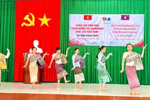 Tiết mục giao lưu văn nghệ của các lưu học sinh Lào. (Ảnh: NHƯ ANH)