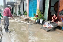 Đơn vị thi công đã hoàn trả lại mặt đường phía trước nhà các hộ dân, đẩy nhanh tiến độ đổ bê-tông. (Ảnh: HỮU NGHĨA)