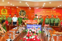 Chủ tịch Ủy ban nhân dân tỉnh Đồng Tháp Phạm Thiện Nghĩa đến Công an tỉnh Đồng Tháp trao tặng số tiền khen thưởng cho 2 tập thể.