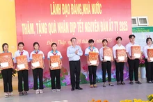 Phó Chủ tịch Quốc hội Nguyễn Đức Hải trao quà cho “Con nuôi đồn Biên phòng” Cửa khẩu quốc tế Thường Phước.