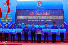 Trao bảng tượng trưng các công trình, phần việc cho các địa phương, các Huyện đoàn, Thành đoàn và Đoàn trực thuộc.