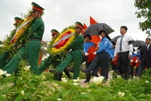 Đưa tiễn các anh về với đất mẹ. (Ảnh: HỮU NGHĨA)