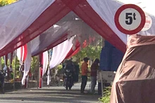Đến 7 giờ 45 phút, ngày 25/3, rạp vẫn còn để nguyên. Tuy nhiên, tất cả bàn ghế đã được đưa lên xe, chuẩn bị chuyển đi. (Ảnh: HỮU NGHĨA)