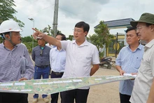 Ủy viên Trung ương Đảng, Bí thư Tỉnh ủy Đồng Tháp Lê Quốc Phong kiểm tra tiến độ thi công cao tốc Cao Lãnh-An Hữu. (Ảnh: HỮU NGHĨA)