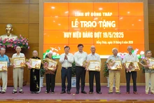 Lãnh đạo tỉnh Đồng Tháp trao Huy hiệu 60 và 65 năm tuổi Đảng cho các đảng viên. (Ảnh: HỮU NGHĨA)