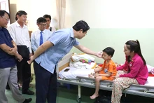 Phó Chủ tịch Ủy ban nhân dân tỉnh Đồng Tháp Huỳnh Minh Tuấn cùng lãnh đạo thành phố Hồng Ngự và các đơn vị liên quan thăm hỏi sức khỏe bệnh nhân vụ nghi ngộ độc.
