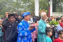 Dù trời mưa nhưng rất đông khách thập phương đến viếng và tham quan.