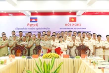 Đại tá Võ Thị Hoài Ngọc, Phó Giám đốc phụ trách Công an tỉnh Đồng Tháp và Trung tướng Chhoeu Bunchhorn, Trưởng ty Công an tỉnh Prey Veng ký kết biên bản hợp tác. (Ảnh: Công an Đồng Tháp)