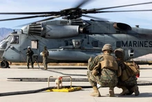 Binh sỹ Mỹ đứng cạnh chiếc trực thăng CH-53E Super Stallion. (Nguồn: Thủy quân lục chiến Mỹ)