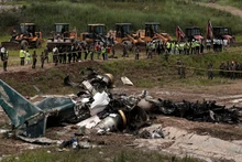 Hiện trường máy bay rơi. (Ảnh: Reuters)