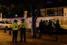 Cảnh sát Ecuador đứng bên ngoài Đại sứ quán Mexico, ngày 5/4/2024. (Ảnh: Reuters)