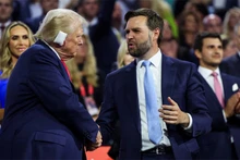 Ông Donald Trump bắt tay ông J.D. Vance khi tới dự Đại hội toàn quốc đảng Cộng hòa tại thành phố Milwaukee, bang Wisconsin, ngày 15/7/2024. (Ảnh: Reuters)
